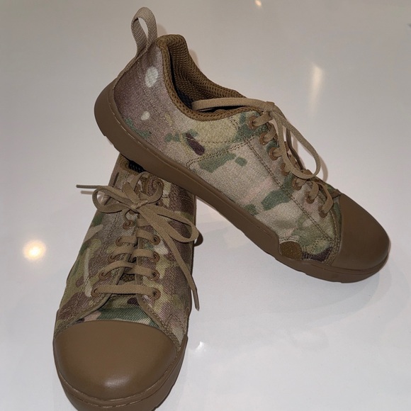 Altama Maritime Assault Low boots in a MultiCam camouflage pattern. Size 9.5W - Picture 5 of 9